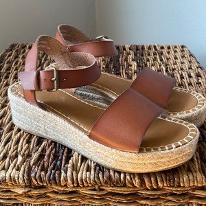 Universal Thread Espadrille wedge. Size: 8.5. Color: Cognac
